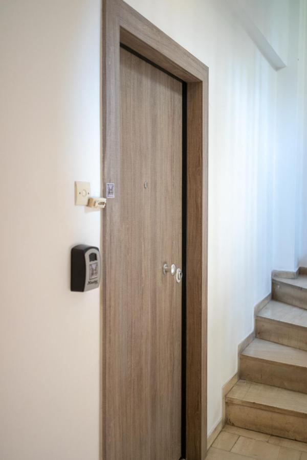 "Daydreamers Flat", Staircase To Neos Kosmos Athens Exterior photo